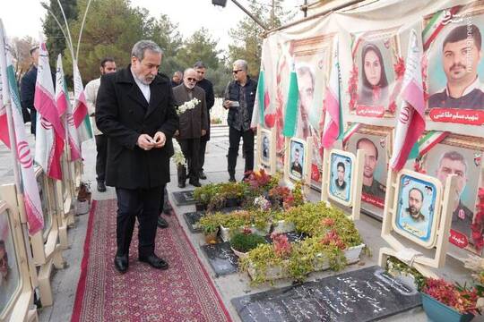 سید عباس عراقچی وزیر امور خارجه روز جمعه در گلزار شهدای اصفهان حاضر شد و به شهدای گرانقدر این استان ادای احترام کرد.