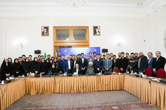 نشست صمیمی وزیر امور خارجه با جمعی از نخبگان