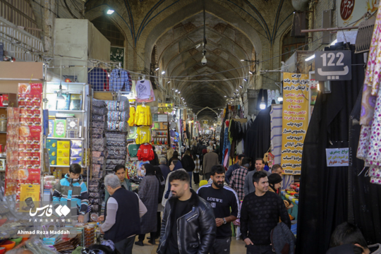 بازاریان شیراز امروز یکشنبه ۱۴ دی‌ماه فعالیت روزانه خود را طبق روال معمول آغاز کرده‌اند و بازارهای این شهر شاهد رفت‌وآمد شهروندانی است که برای تهیه مایحتاج روزانه به مراکز خرید و راسته‌های اصلی بازار مراجعه می‌کنند