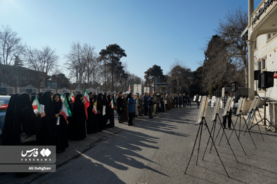 تجمع دانشجویی، اساتید، مردمی در محکومیت جنایت و ساختارشکنی اخیر اغتشاش‌گران و دنباله‌های آمریکا و رژیم صهیونیستی ، در راستای حمایت از بازار و تولید و مقابله با تورم و فساد در دانشگاه گلستان برگزار گردید.