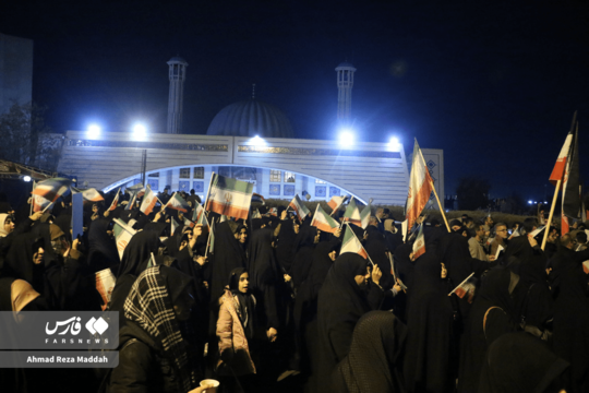 جمعی از دانشجویان دانشگاه‌های شیراز،  شامگاه دوشنبه ۱۵ دی‌ماه در محوطه دانشگاه، اجتماع دانشگاهیان «حامی ایران مقتدر» برگزار کردند.