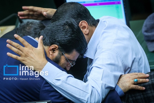گفت‌وگوهای کوتاه و درگوشی در صحن علنی مجلس بخش مهمی از فرآیند تصمیم‌سازی در کشور است؛ جایی که نمایندگان پیش از رأی‌گیری درباره طرح‌ها و لوایح ایده‌ها و نظرات خود را با یکدیگر به اشتراک می‌گذارند.