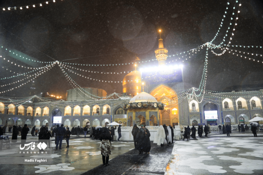 در شب عید مبعث، حرم مطهر امام رضا علیه السلام با ریسه های چراغانی غرق در نور و شادی است.