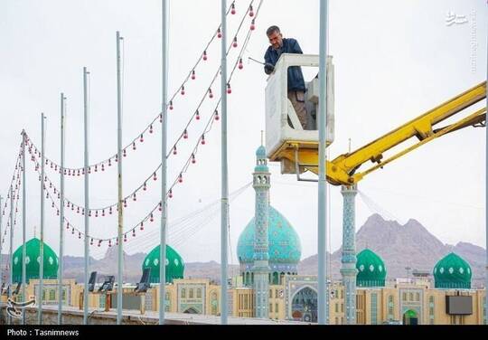 در آستانه فرا رسیدن ماه مبارک شعبان با حضور بیش از ۲۰ خادم واحد برق، فضای آستان مقدس مسجد جمکران با ۲۵ کیلومتر ریسه نوری آذین بندی شد.