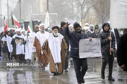 جمعه ۳ بهمن طلاب و روحانیون در اعتراض به اهانت‌ها و یاوه‌گویی‌های دشمنان و در حمایت از قرآن کریم و مقام ولایت و رهبر معظم انقلاب از مدرسه علمیه زنگنه تا حسینیه امام خمینی (ره) راهپیمایی کردند.