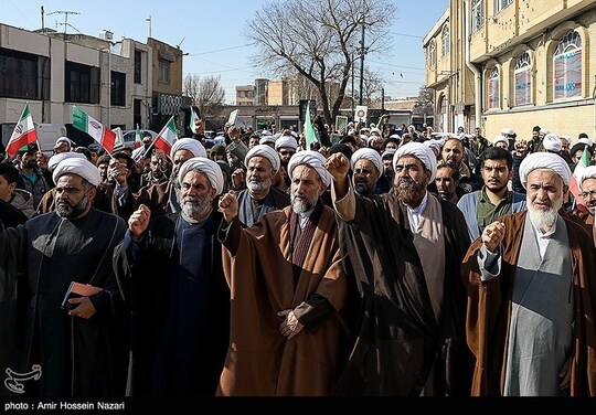 اجتماع حوزویان در محکومیت هتک حرمت قرآن کریم و حمایت از رهبر معظم انقلاب اسلامی در اهواز و قزوین برگزار شد.