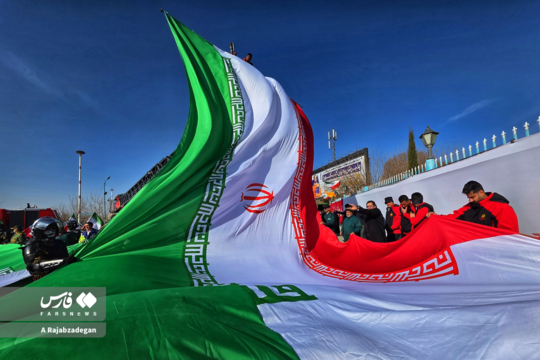 آئین اهتزاز و احترام به پرچم مقدس جمهوری اسلامی ایران  با حضور اقشار مختلف مردم دارالعباده ایران در میدان امام حسین (ع) شهر میراث جهانی یزد برگزار شد.