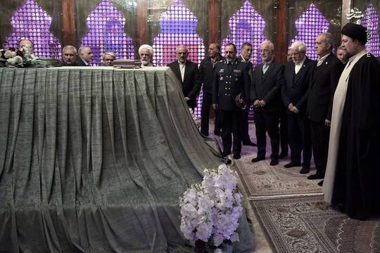 مسعود پزشکیان و اعضای هیئت دولت در آستانه سالروز پیروزی انقلاب اسلامی با حضور در مرقد مطهر امام راحل و شهدای انقلاب اسلامی با آرمان‌های بلند بنیانگذار کبیر جمهوری اسلامی ایران و شهدای انقلاب تجدید میثاق کردند.