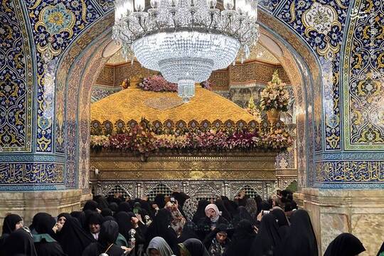 ضریح مطهر حرم حضرت فاطمه معصومه سلام الله علیها به مناسبت میلاد امام زمان عجل الله تعالی فرجه الشریف با انواع گل های طبیعی گل‌آرایی شد.