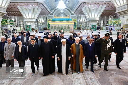 حجت الاسلام صادق آملی لاریجانی، رئیس و اعضای مجمع تشخیص مصلحت نظام با حضور در مرقد بنیانگذار انقلاب اسلامی با آرمان‌های امام راحل تجدید بیعت کردند.