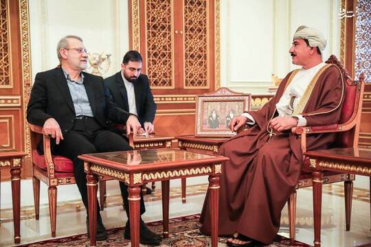 علی لاریجانی دبیر شورای عالی امنیت ملی طی سفر به عمان با ارتشبد سلطان بن محمد النعمانی وزیر دفتر سلطنتی عمان دیدار و گفتگو کرد.