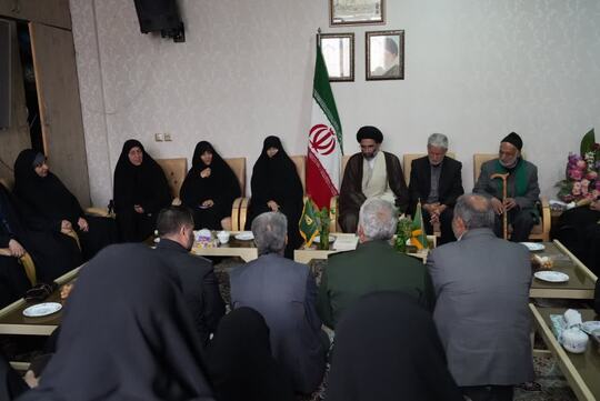 دیدار صمیمی جمعی از خانواده معظم شهدای کاشان با دختر سردار شهید حسین سلامی