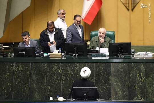 نشست علنی مجلس شورای اسلامی امروز یکشنبه ۲۶ بهمن رأس ساعت ۸ و ۱۵ دقیقه و با حضور ۲۰۳ نفر از نمایندگان به ریاست محمدباقر قالیباف رئیس مجلس شورای اسلامی برگزار شد.