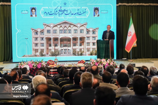 در اولین روز از سفر ۲ روزه مسعود پزشکیان به لرستان، نشست با فعالان اقتصادی و سرمایه گذاران، نشست با فرهیختگان و فعالان فرهنگی و جلسه نهضت توسعه عدالت در فضای آموزشی انجام شد.