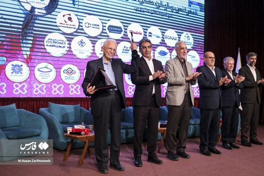 همایش «پایان سال دارو» شامگاه دوشنبه، با حضور مهدی پیرصالحی رییس سازمان غذا و دارو در سالن همایش های هتل قلب شهید رجایی برگزار شد.