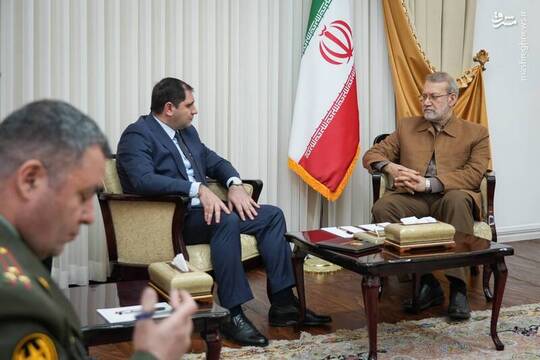 سورن پاپیکیان وزیر دفاع ارمنستان با علی لاریجانی دبیر شورای عالی امنیت ملی کشورمان دیدار و گفت‌وگو کرد.