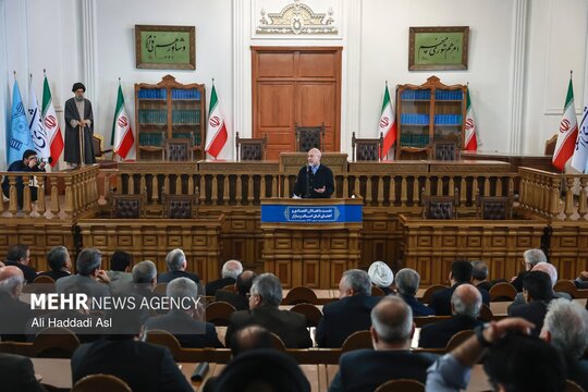 نشست تعدادی از فعالان اقتصادی بخش‌های مختلف کشور و اعضای اتاق اصناف و جمعی از بازاریان  با حضور محمدباقر قالیباف رئیس مجلس شورای اسلامی در سالن مشروطه مجلس برگزار شد.