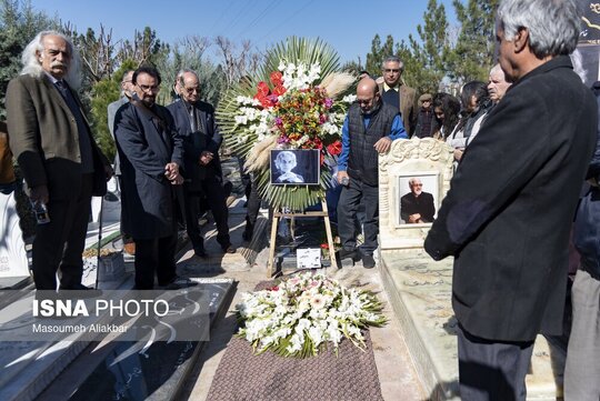 مراسم تشییع پیکر و خاکسپاری علی باباچاهی، شاعر و منتقد ادبی با  نواختن سنج و دمام در بهشت سکینه کرج برگزار شد.
