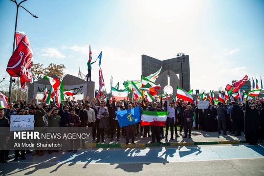 تجمع دانشجویان مشهد در محکومیت حملات اسرائیل و آمریکا به ایران