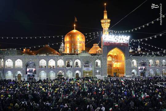 تجمع مردمی و محکومیت حملات رژیم آمریکا و اسرائیل به خاک ایران، شامگاه شنبه با حضور هزاران نفر از زائران حرم امام رضا علیه‌السلام در صحن انقلاب حرم مطهر رضوی برگزار شد.