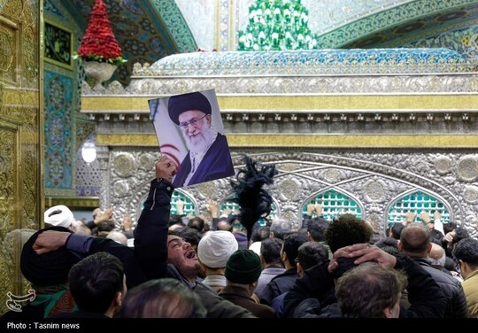 تجمع سوگواران رهبر شهید انقلاب در حرم مطهر رضوی