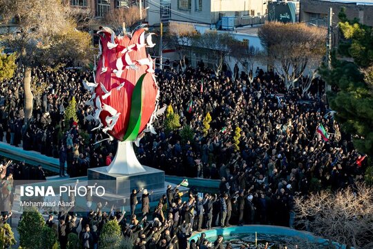 تجمع سوگواران رهبر شهید انقلاب در میدان شهدای اراک