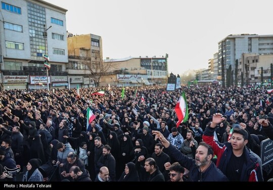 مردم تهران در اولین دقایق پس از شنیدن خبر شهادت آیت الله خامنه‌ای رهبر انقلاب با جامه سیاه به خیابان‌‍ ها آمدند و در یک سوگواری جمعی حاضر شدند.