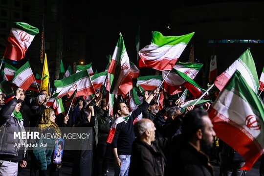 مردم داغدار تهران در میدان حضرت ولیعصر (عج) و سایر میادین اصلی در شامگاه دوشنبه در فراق آیت الله شهید سید علی خامنه‌ای رهبر معظم انقلاب و به یاد ایشان سوگواری کردند.
