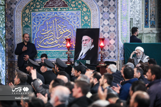 زائران و مجاوران حرم رضوی شامگاه دوشنبه با حضور در این بارگاه منور در عزای شهادت رهبر معظم انقلاب اسلامی گریستند.