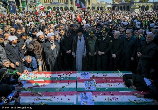 مراسم تشییع پیکر مطهر 6 شهید حمله آمریکایی - صهیونی در قم از مسجد امام حسن عسکری (ع) به سمت حرم مطهر حضرت فاطمه معصومه سلام‌الله‌علیها برگزار شد.