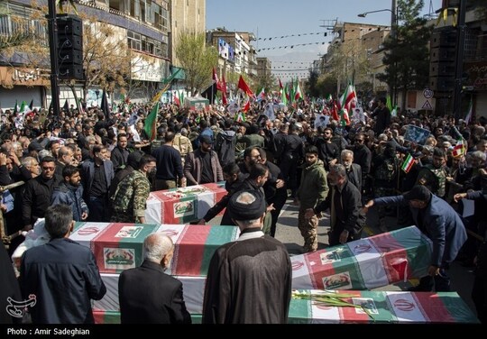 مراسم تشییع پیکر مطهر 14 شهید حملات آمریکایی صهیونی صبح امروز از میدان امام حسین شیراز تا چهار راه پیروزی با حضور گسترده مردم برگزار شد .