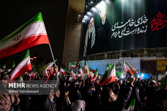 مردم داغدار تهران در میدان میدان حضرت ولیعصر(عج) و سایر میادین اصلی در شامگاه پنجشنبه در فراق آیت الله شهید سید علی خامنه‌ای، رهبر معظم انقلاب و به یاد ایشان سوگواری کردند.