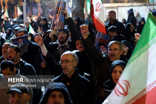 عزاداری و تجمع مردمی در سوگ رهبر شهید در میدان نبوت تهران