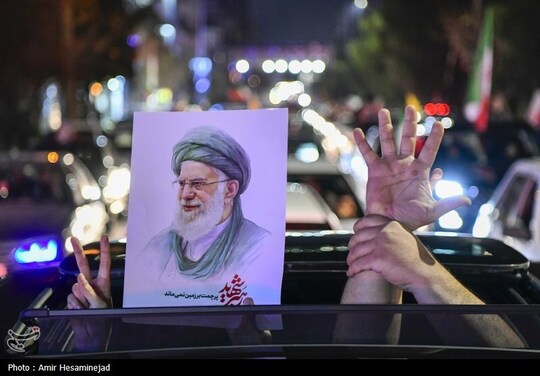 شادی مردم قم پس از اعلام رهبری آیت الله سیدمجتبی خامنه‌ای