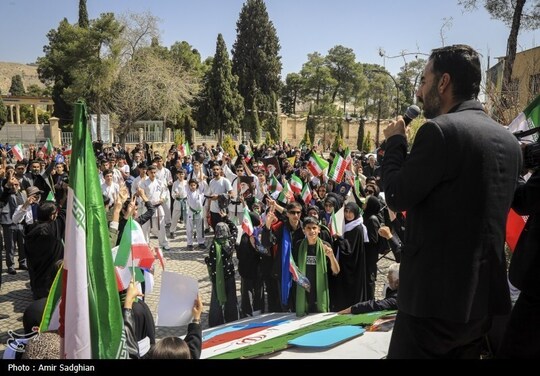 جمعی از اهالی فرهنگ و هنر و ورزش استان فارس، در اجتماع پرشور خود روبه‌روی تالار حافظ شیراز، با بانگ ایمان و هنر، بیعت خویش را با رهبر معظم انقلاب اسلامی اعلام کردند