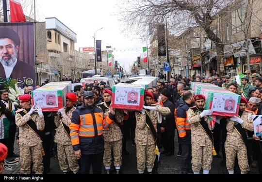امروز پیکر مطهر 6 تن از شهدای راهداری استان زنجان که در حمله جنایتکارانه آمریکایی ـ صهیونیستی به راهدارخانه نیک‌پی در روز 22 اسفند به شهادت رسیده بودند، با حضور پرشور مردم، مسئولان و خانواده‌های شهدا تشییع شد.
