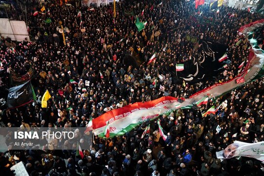 تجمع شبانه دانشگاهیان و هنرمندان اردبیل در حمایت از مدافعان وطن