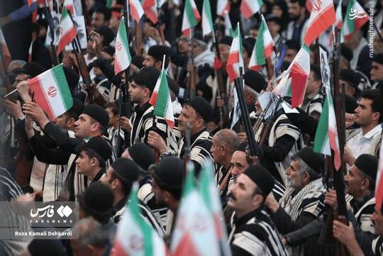 هزاران نفر از غیور مردان و شیرزنان بختیاری امروز با گرفتن برنوهای خود در دست در مصلی شهر لردگان تجمع کردند و با رهبر انقلاب آیت‌الله سید مجتبی خامنه‌ای بیعت کردند.