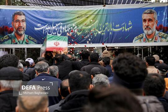پیکر مطهر سردار جواد باقری که در حملات آمریکایی-صهیونی به شهادت رسیده بود امروز در قطعه ۵۰ گلزار شهدای بهشت زهرا هم جوار با برادر و فرمانده اش سرلشکر محمود باقری به خاک سپرده شد.