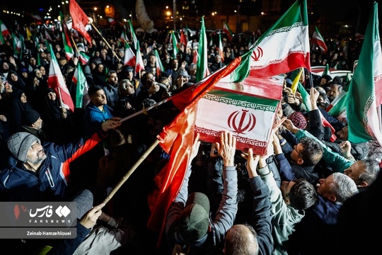 مراسم وداع با شهدای ناوشکن دنا با حضور باشکوه مردم انقلابی در میدان پونک تهران برگزار شد.