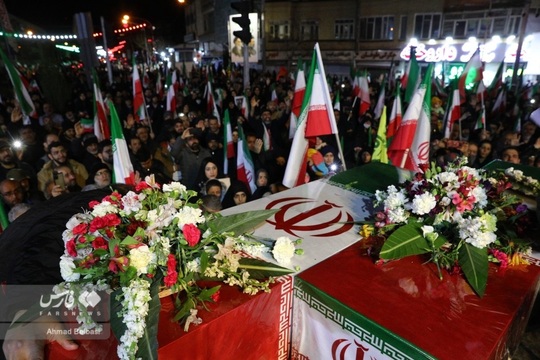 مراسم وداع با شهدای ناوشکن دنا با حضور باشکوه مردم انقلابی در میدان شهدا تهران برگزار شد.