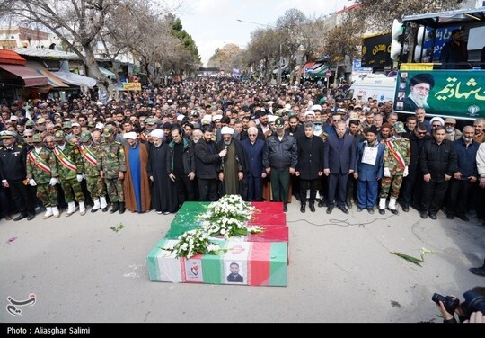 تشییع سه شهید ناو شکن دنا و یک شهید مردمی بر روی دستان مردم ولایت مدار و شهید پرور بجنورد برگزار شد