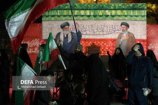 مردم تهران شامگاه سه شنبه با تجمع در میدان انقلاب ضمن محکومیت جنایات آمریکایی - صهیونیستی حمایت خود را از رهبر معظم انقلاب و نیروهای مسلح ابراز کردند.