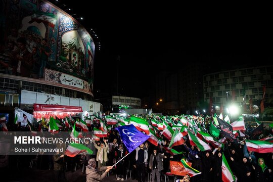 اقشار مختلف مردم در ایام جنگ رمضان و برای خنثی کردن توطئه احتمالی دشمن صهیونی، همدل و هم‌صدا در میدان حضرت ولیعصر (عج) تهران حاضر شدند.