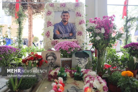 هم‌زمان با اولین پنج‌شنبه سال ۱۴۰۵، خانواده‌های معظم شهدا مزار مطهر شهیدانشان را به مناسبت بهار طبیعت گل‌آرایی کردند.