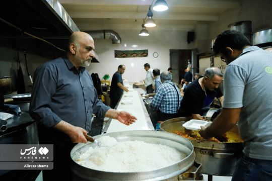 طبخ غذا و تهیه آبمیوه برای مدافعان وطن توسط گروه‌های جهادی