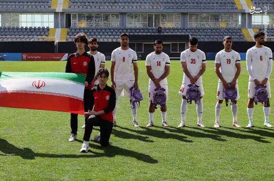 بازیکنان تیم ملی فوتبال ایران در بازی مقابل نیجریه به یاد شهدای جنگ تحمیلی آمریکا و اسراییل با بازوبند مشکلی وارد میدان شدند.