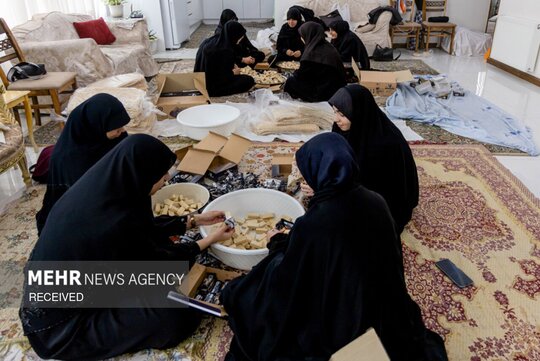 بانوان جهادگر در ایام‌ جنگ‌ تحمیلی رمضان‌ در حال آماده‌سازی افطاری و پذیرایی برای نیروهای امدادی، امنیتی و جهادی هستند.