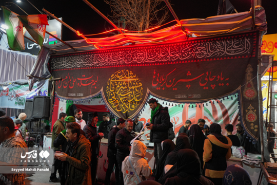 در مسیر تجمعات شبانه اردبیلی‌ها، موکب‌هایی مردمی شامل خدمات فرهنگی و سلامت، پذیرایی از کودکان و تجمع‌کنندگان، جلوه‌ای از همبستگی و حمایت مردمی را رقم زده است.