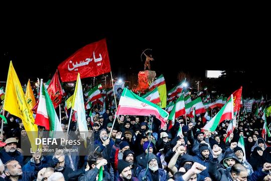 مردم تهران شامگاه شنبه با تجمع در ونک ضمن محکومیت جنایات آمریکایی - صهیونیستی حمایت خود را از رهبر معظم انقلاب و نیروهای مسلح ابراز کردند.